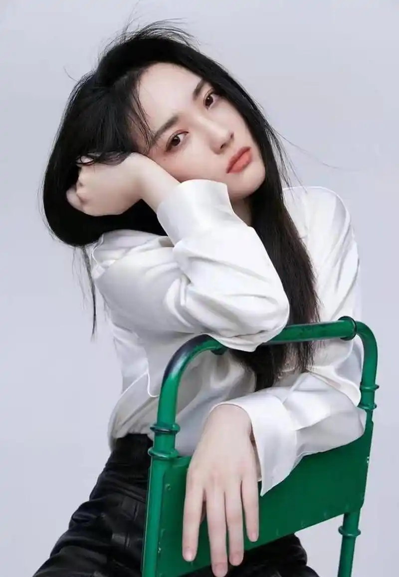 赵嘉敏写真照释出 穿白色真丝衬衫齐肩长发飘逸动人