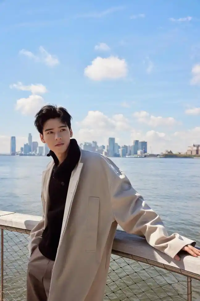 你的秋日限定男友上线!龚俊这组海外街拍写真温柔满溢