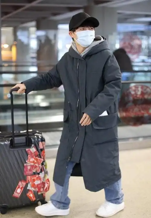 周深钟爱的白卫衣有多好搭配大衣夹克都好穿不显身材有少年感