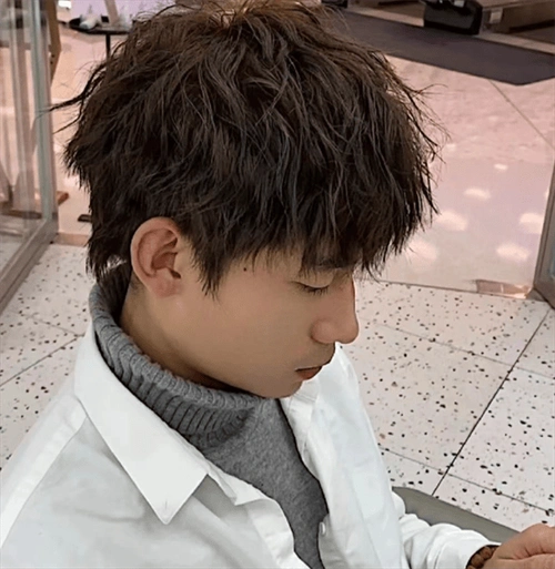 少年感十足烫发发型,帅气清爽,蓬松立体有型