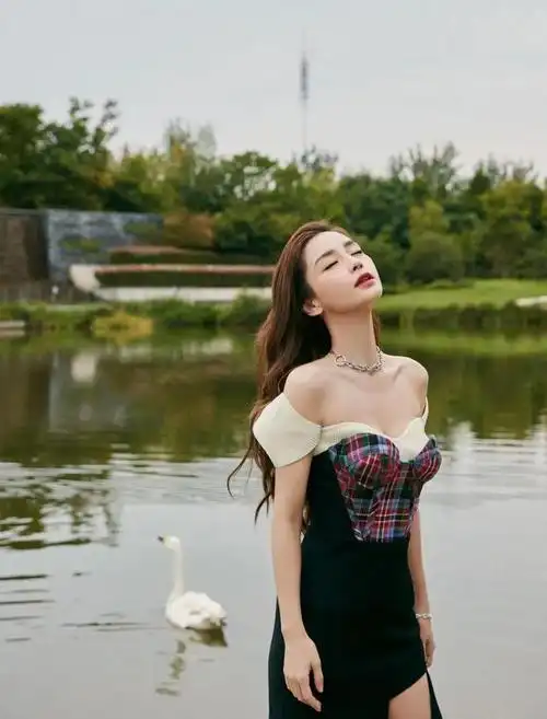 34岁杨颖大胆亮相穿内衣裙大秀好身材窈窕身姿引人瞩目