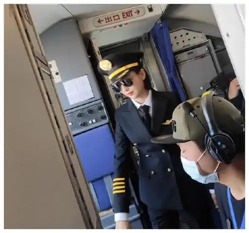 佟丽娅新剧引人关注,短发运动装颜值出众,女机长造型美出新高度