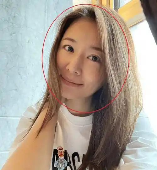 林心如再晒素颜照,原相机怼脸拍黑头藏不住,45岁皮肤状态看呆了_美颜