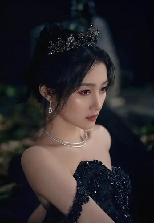 关晓彤绝美活动造型释出,黑色宝石礼服清冷优雅,犹如森林精灵!