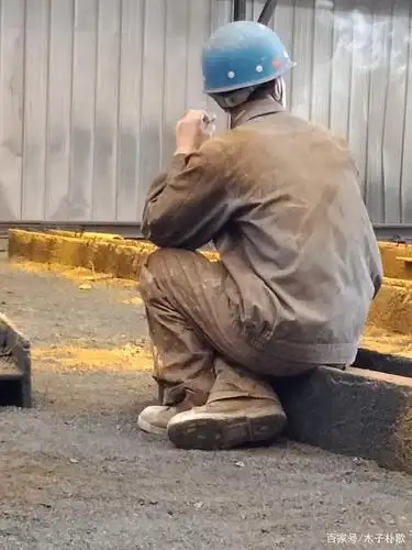 一根烟,一个落寂的背影