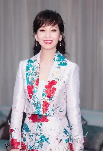 73岁泰国版赵雅芝穿鱼鳞裙秀冻龄美貌眼角的鱼尾纹却藏不住了