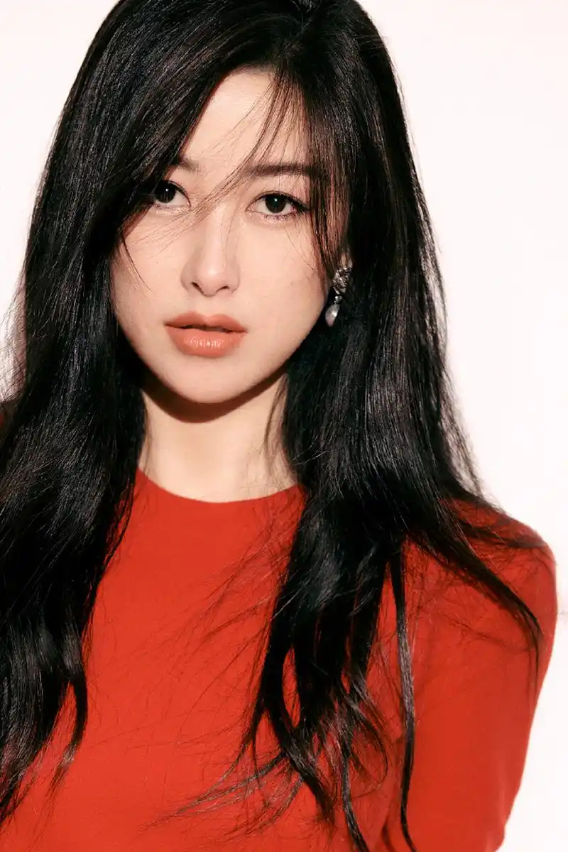 朱珠在乘风破浪的舞台上真的太美了,身材凹凸有致,走起路来摇曳生姿