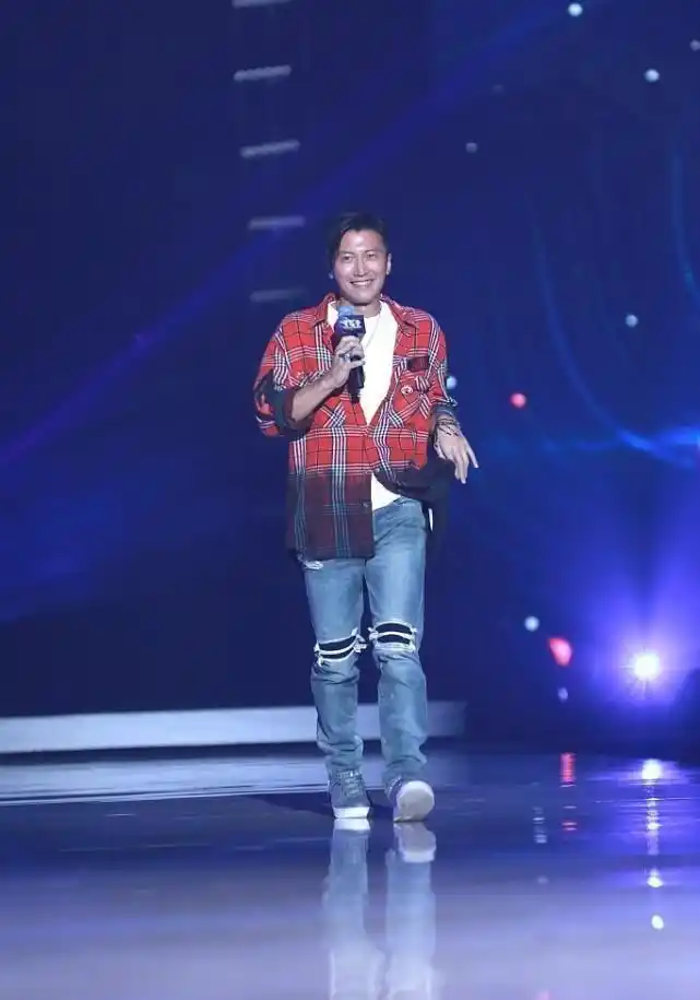 谢霆锋气质成熟但穿衣挺潇洒,牛仔衬衫配t恤,身材看着有点单薄