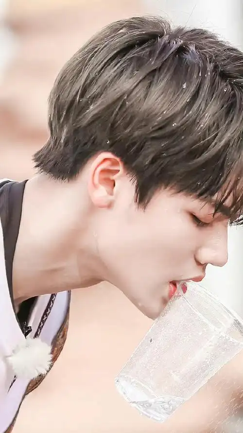 在时间的尽头等你#湿发 民族服饰 剑眉星目 侧颜,干净帅气精致@林彦俊