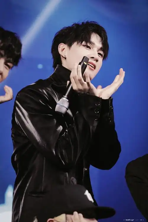 姚琛音乐节接了发尾