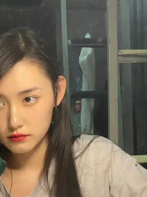 蒋依依对镜自拍