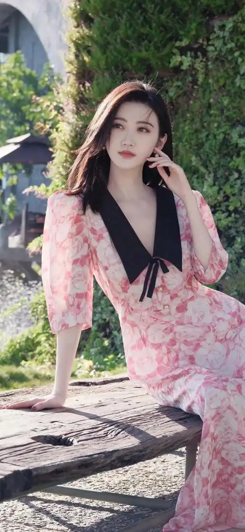 2021年,景甜与张彬彬搭档的奇幻剧《司藤》开播,饰演女主角司藤,外表