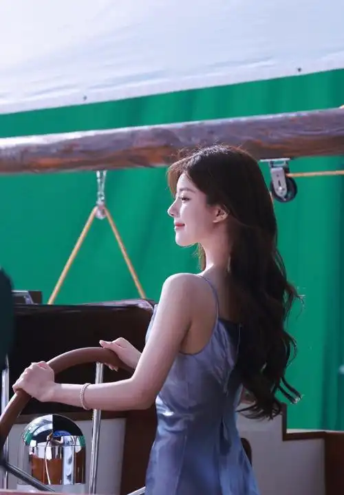 赵露思最新广告大片花絮图仪态怎么样