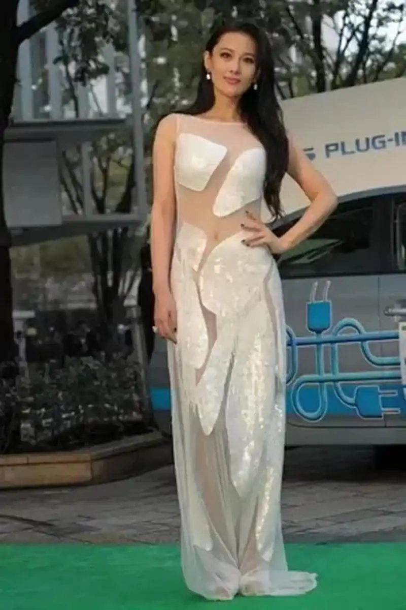 张馨予的身材非常火辣,前凸后翘格外迷人.