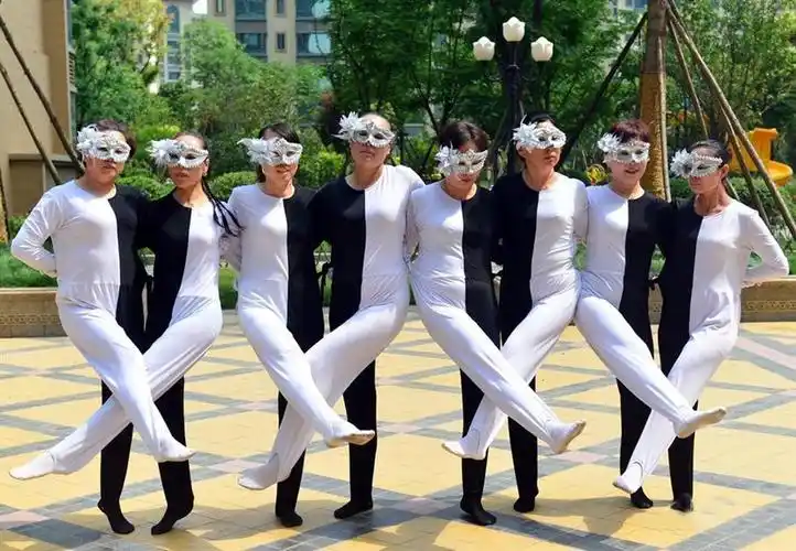 史上最逆天河南洛阳大妈自编错觉广场舞