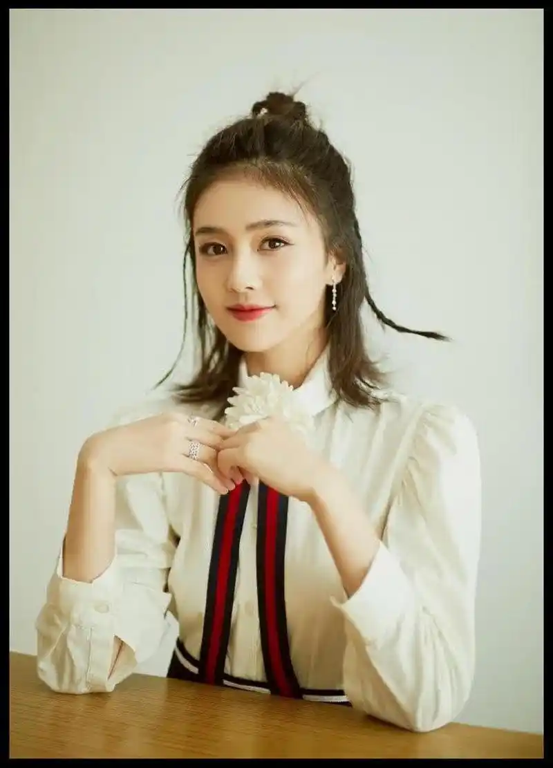 演员白鹿,两侧的迷你麻花辫尤其可爱,其中两张感觉神似刘诗诗