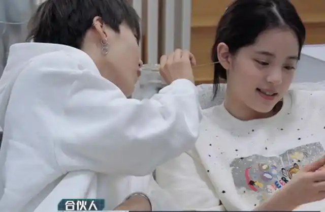 刘雨昕给范丞丞采耳,谁注意男方下意识反应,母胎单身就是不一样