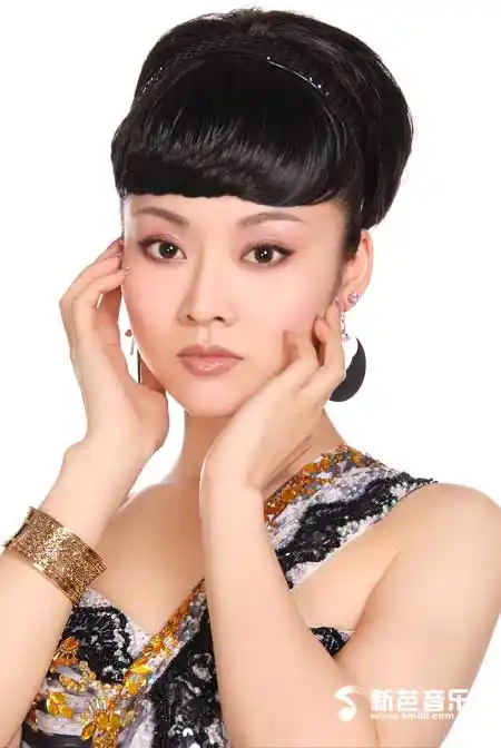 听海政文工团陈笠笠演唱的【红旗颂】