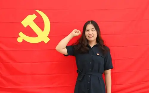 资实处党支部举行"我与党旗合个影"主题党日活动