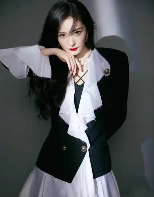 原创杨幂上演豹纹睡裙魅惑大秀巴掌腰狂野性感又迷人