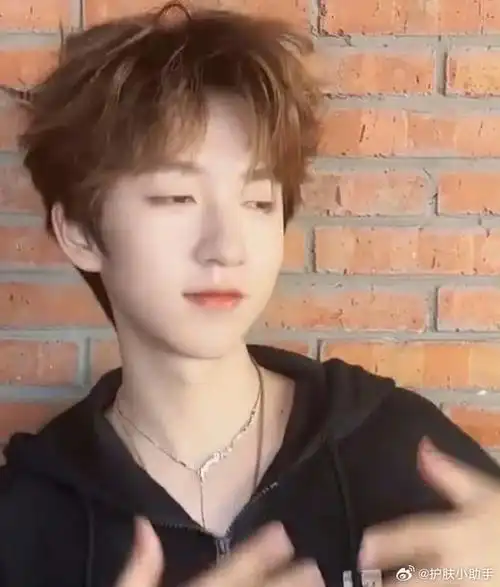 贺峻霖##贺峻霖的锁骨痣##贺峻霖锁骨上有颗痣