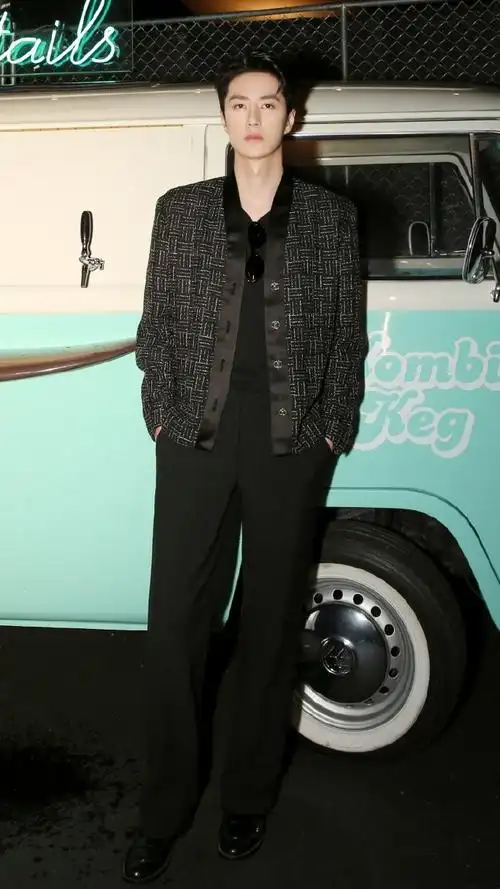 王一博#好帅的全身照!