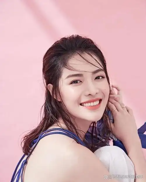 钟楚曦靓丽写真大秀事业线!肤白貌美大长腿太性感撩人