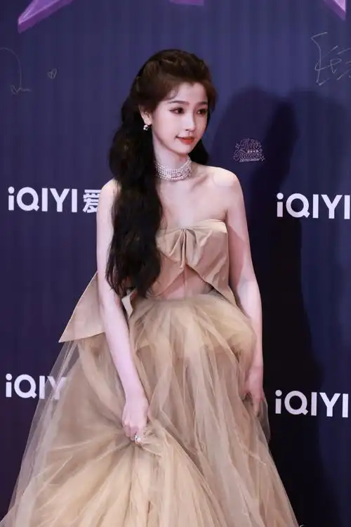 虞书欣裸色抹胸长裙##虞书欣公主来啦##尖叫之夜红毯##今日星拍放送