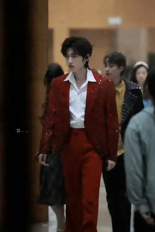 宋亚轩红色亮片西装