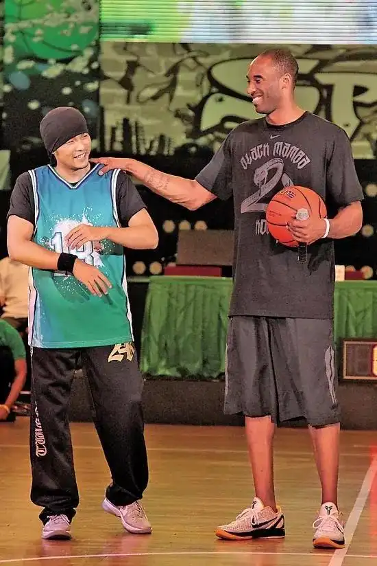 周杰伦晒跟科比撸袖子比肌肉的旧照,称小时候不懂事