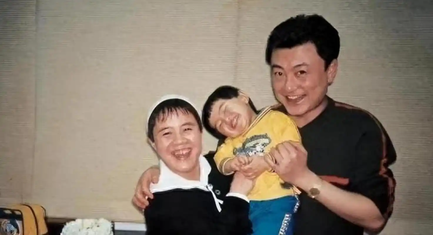 那年,央视著名主持人王宁和刘纯燕去扯证结婚,民政局的工作人员纳闷地