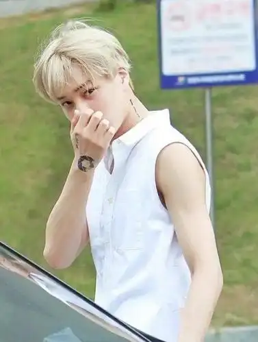 182cm行走的荷尔蒙,暖男外貌性感身材_金钟仁