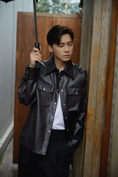 李易峰身着黑色衬衣 彰显绅士风格