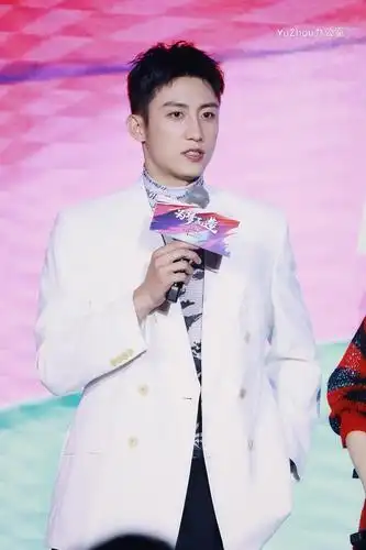 黄景瑜今日出席东方卫视活动一身白色西装的大鲸鱼