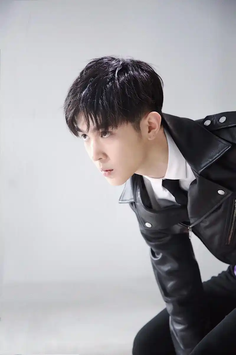 马伯骞《一站到底》代表南加大队 旗开得胜获赞 "双q偶像"