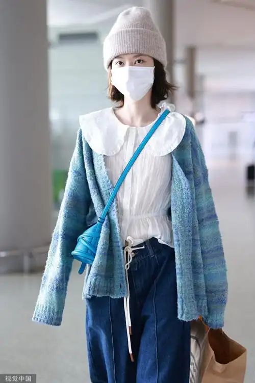 乔欣机场可爱"歪头杀"甜美软萌 穿娃娃领衬衫满满少女感_腾讯新闻
