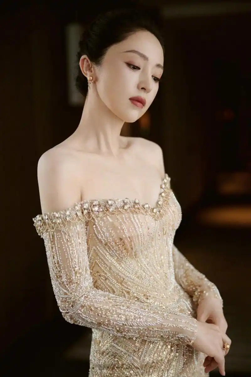 董璇一字肩礼服流光溢彩,明媚动人