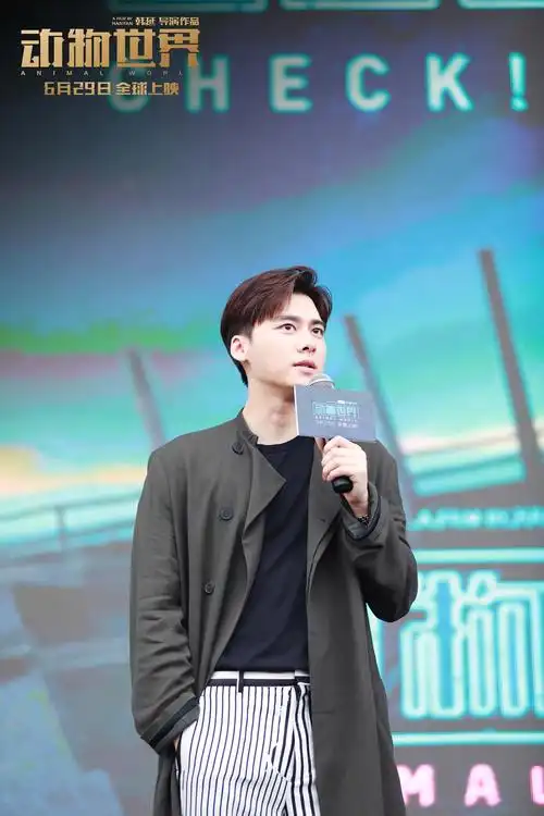 李易峰称自己真人比照片好看 感慨家人朋友是坚实后盾