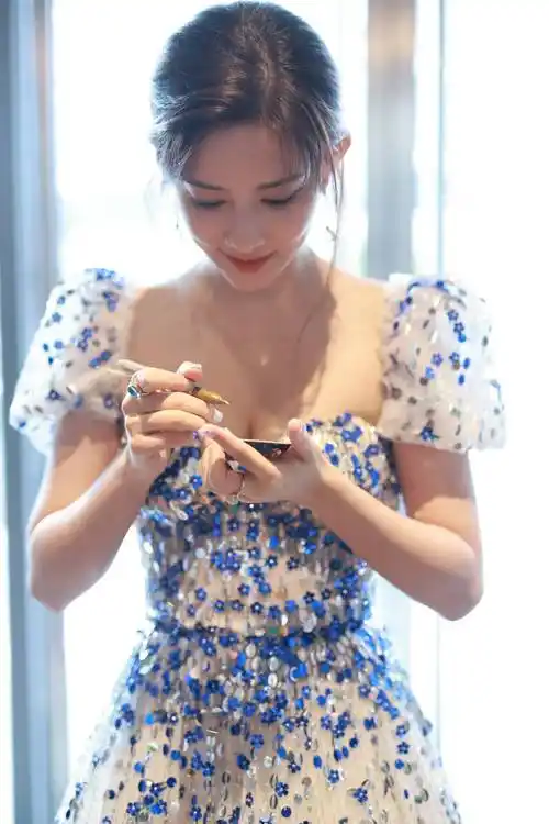 孟子义碎钻长裙小秀酥胸 梳马尾笑眼盈盈美若仙女