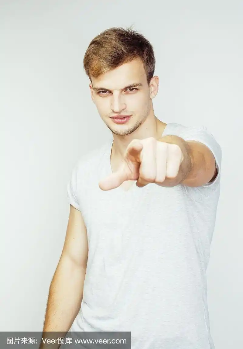 年轻帅气的男子在白色背景上打手势,指指点点,摆姿势动情