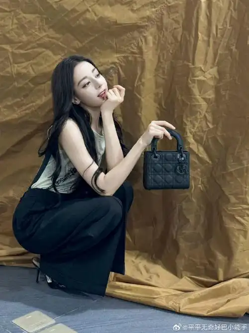 超话#迪丽热巴享受夏日美好##迪丽热巴慵懒风休闲穿搭##迪丽热巴