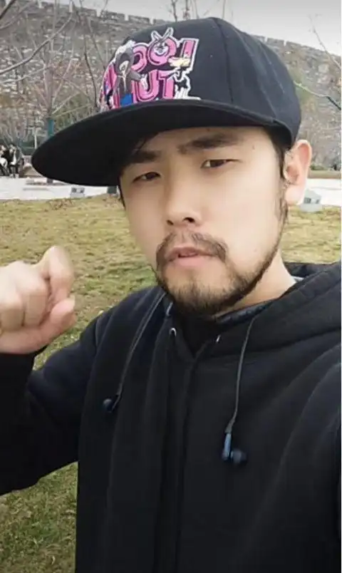 这位专业山寨周杰伦的网红是位粉丝数过百万的大咖,与周杰伦蜜汁相似.