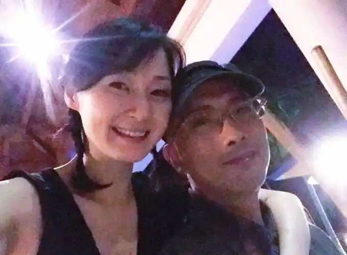 万绮雯内地开民宿,穿短裙秀110cm长腿,与老公分隔两地无损感情