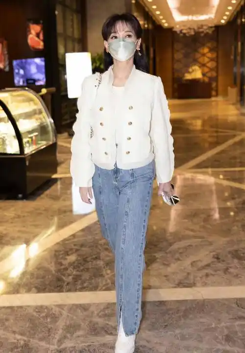 69岁赵雅芝真时尚,白色小香风外套搭牛仔裤,清爽又减龄!