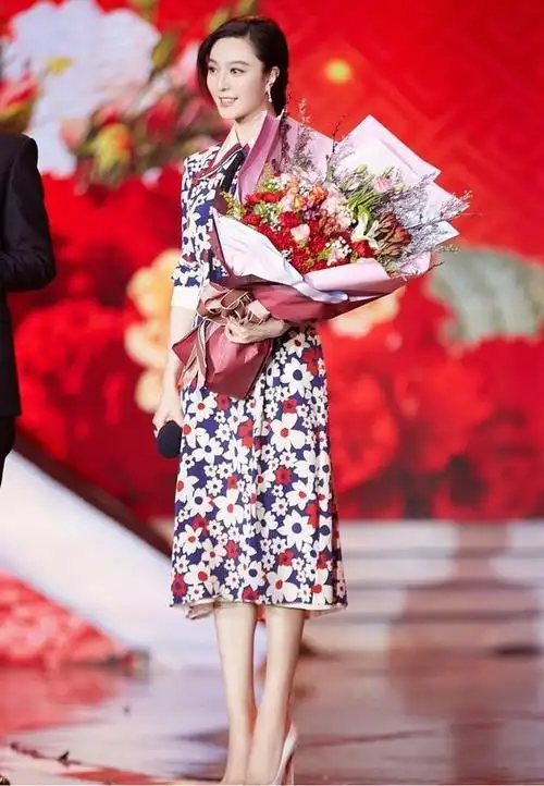 范冰冰一改御姐范大波浪卷发甜美彩妆一袭波点连衣裙嫩回18岁