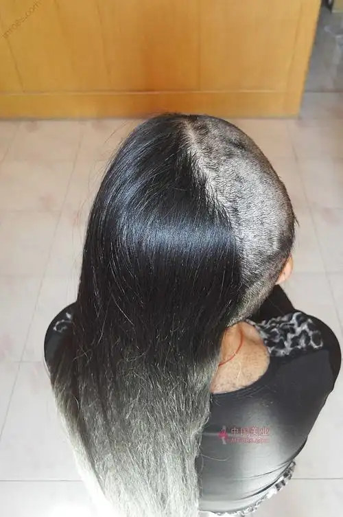 剃光高挑女士的过地超长发爱的边缘16870