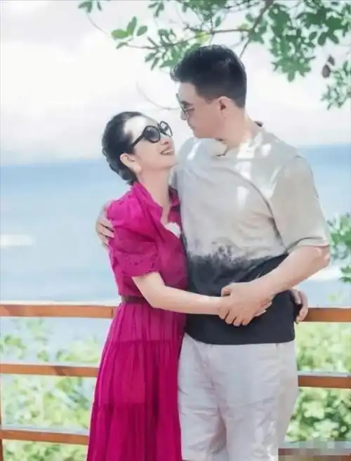 秦海璐和王新军非常恩爱,在娱乐圈王新军宠老婆可是出了名的.