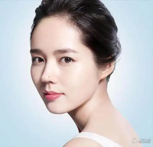 韩佳人拍写真展耀眼女神美貌 清纯魅惑令人惊艳