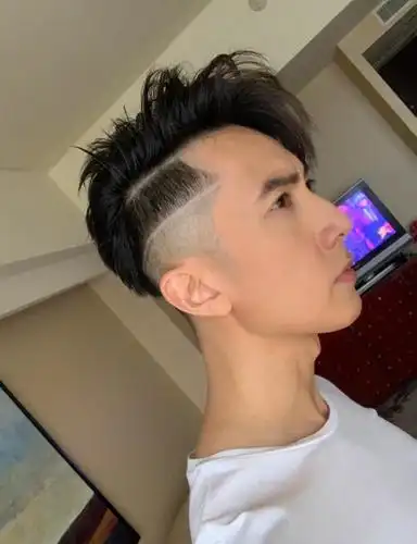 39岁吴尊晒新发型自拍不怕渣男锡纸烫就怕吴尊头上2道杠