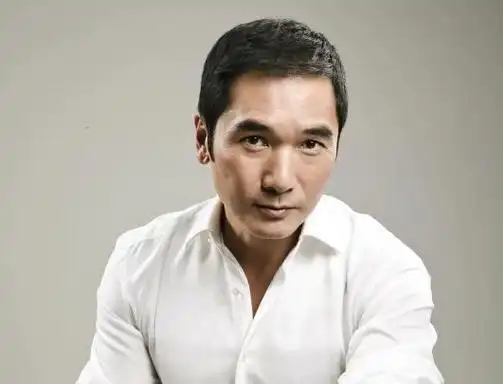 60岁的方中信是香港知名男星,曾出演过多部经典影视作品,如《又见一帘